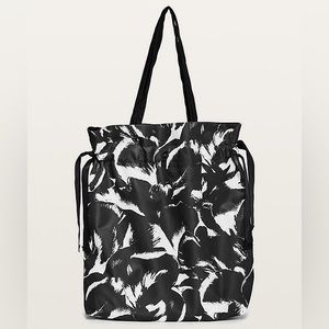 Lululemon Easy As Sunday Tote Bag Beach Midi Flower Pop Starlight Deep Coal